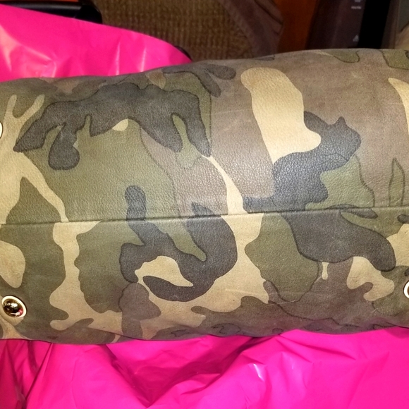 Sale!!!😍😍😍RARE! Beautiful Michael Kors Camo Bag in amazing condition - Picture 3 of 14